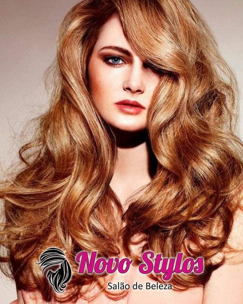 Cabelo longo ondulado finalizado, com a marca Novo Stylos