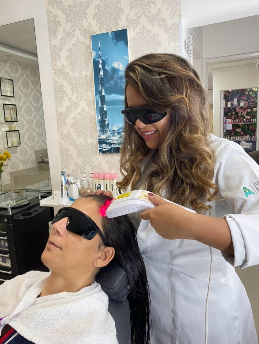 Aplicação de laser capilar em cliente no Novo Stylos